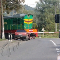 Вантажний потяг наїхав на легковик