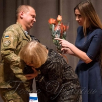 Ада Роговцева поцілувала протез руки десантника 