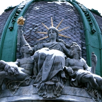 Засяяла львівська статуя свободи