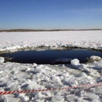 У Києві рятувальник добровільно пішов під лід. Витягати чоловіка довелося його колегам