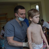 Маленьких пацієнтів на Луганщині оглядають столичні лікарі