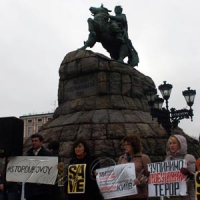 У Києві на Софійській площі, біля пам’ятника Б. Хмельницькому, відбулася акція проти...