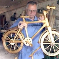 Батько  та син  винайшли...  дерев’яний  велосипед