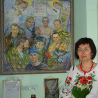 Підтримує бранців Кремля, створюючи їхні художні образи
