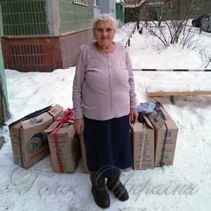Бабуся пошила бійцям  триста пар  зимових рукавичок