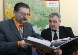 Є. Бережний та М. Борисюк під час підготовки до засідання