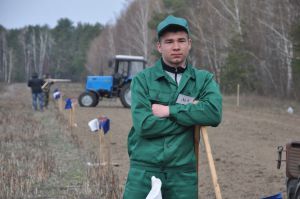 Юный тракторист нацелен на фермерство, как и его отец