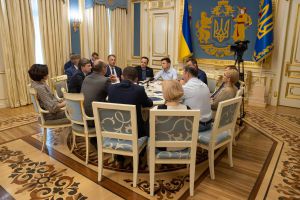 Volodymyr Zelensky acordó con los líderes de facciones la disolución del parlamento