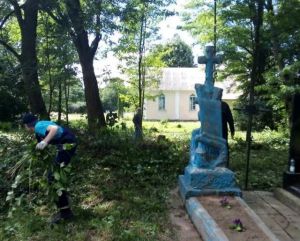 Польські волонтери на Хмельниччині впорядковують могили предків