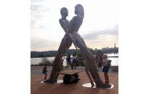 Скульптуру «Единение» откроют на набережной в Киеве