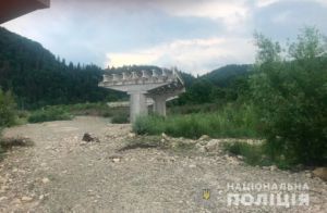 У Путильському районі багатостраждальний міст через Черемош ніяк не спорудять