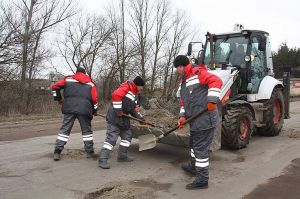 На Луганщині латають трасу, щоб зберегти до ремонту