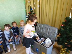 В Сарнах самых маленьких учат сортировать мусор с детства