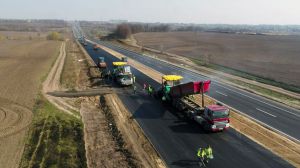 На Черкащині ремонтують автошляхи в захисних респіраторах