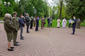 Прикарпаття: Без велелюдних заходів, але з квітами та молитвою