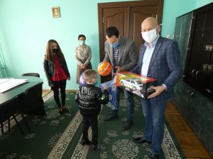 У гості до керівників Костопільського району завітав 6-річний Дмитрик —  син загиблого в АТО Олексія Кондратюка