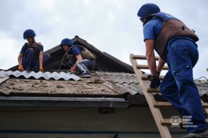 На Донеччині відремонтували сотню дахів пошкоджених будинків