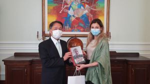 Японському дипломату подарували книгу «Кримський репортаж»