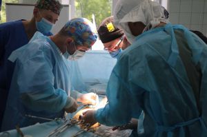 У Сєвєродонецьку цивільний та військовий хірурги вперше оперували разом