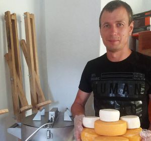 Працьовитий зять з Криму доглядає кіз, овець і робить сир