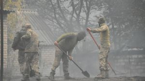 Військові допомагають ліквідовувати пожежі
