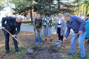 Полтавщина: На память посадили молодые деревца