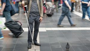 У сліпих громадян своя специфіка — їм постійно потрібен супровідний