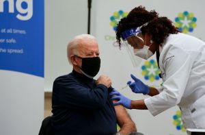 Джо Байден в прямому ефірі вакцинувався від коронавірусу