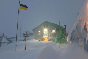 Чверть століття в далекій Антарктиді майорить український прапор