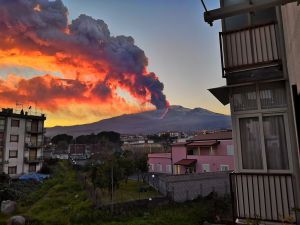 В Італії прокинувся потужний вулкан