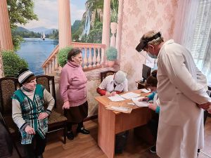 На Луганщині щеплюють людей похилого віку, медиків і військових