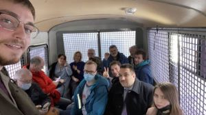 У Москві незалежних депутатів запроторили до автозаків