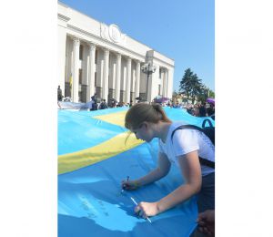 Під будівлею Верховної Ради розгорнули кримськотатарський прапор.