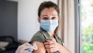 В Греции всем вакцинированным молодым людям выдадут по 150 евро