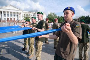 Флешмоб объединил молодежь и военных в Краматорске