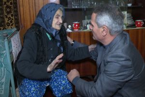 Столетняя бабушка желает всем мирного неба, благосостояния и долголетия