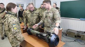 Учат применять британские противотанковые ракетные комплексы