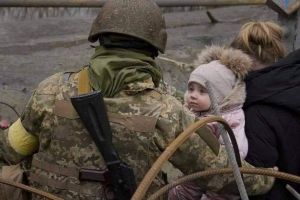 Russische Soldaten töten ukrainische Kinder. Ukrainische Soldaten retten sie