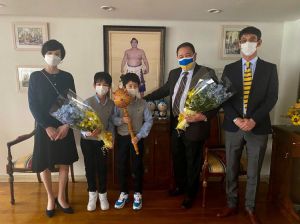 У Японії діти принесли до посольства  свої скарбнички, щоб допомогти Україні