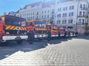 Чернівці: На Театральній площі рятувальникам передали французькі пожежні машини