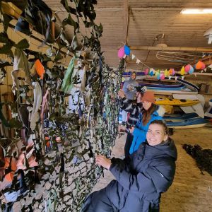  По всій Латвії плетуть камуфляжні сітки для армії України 
