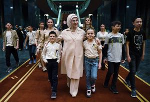 Перша леді Туреччини влаштувала прийом для дітей з України
