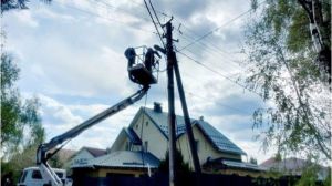 Протягом 3 травня електромонтери ДТЕК повністю повернули світло у села Жміївка та Кропивня Вишгородського району