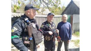 Поліцейські Вишгородського району разом із волонтерами надали гуманітарну допомогу жителям зони відчуження