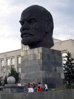 В Улан-Уде з найбільшої в світі голови Леніна викрали банер з буквою Z