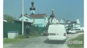 На Донеччині правоохоронці евакуювали монахів: росіяни безжально б’ють по святинях