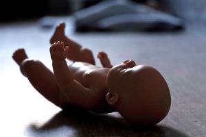Raschisten im Gebiet Chersson vergewaltigten ein 6 Monate altes Kleinmädchen mit einem Teelöffel, zweijährige Zwillingsbrüder sind nach der Gewalt gestorben
