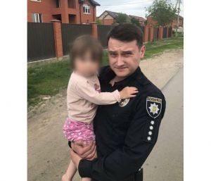 Поліцейський повернув дівчинку у родину