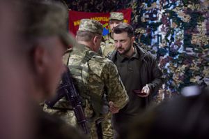 Президент України відвідав передові позиції на сході країни та вручив військовим державні нагороди