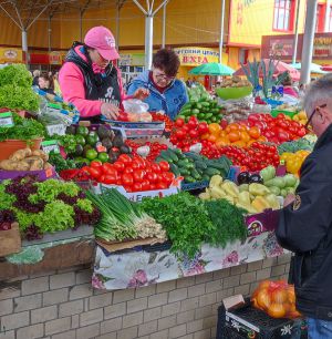 Свіжі ягоди та овочі з’являються — тільки ціни кусаються